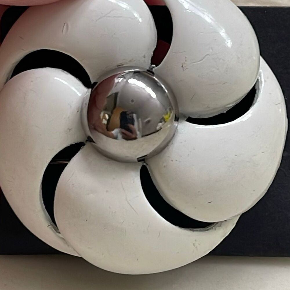Vintage brooch large white enamel swirl 3-D - Picture 2 of 7